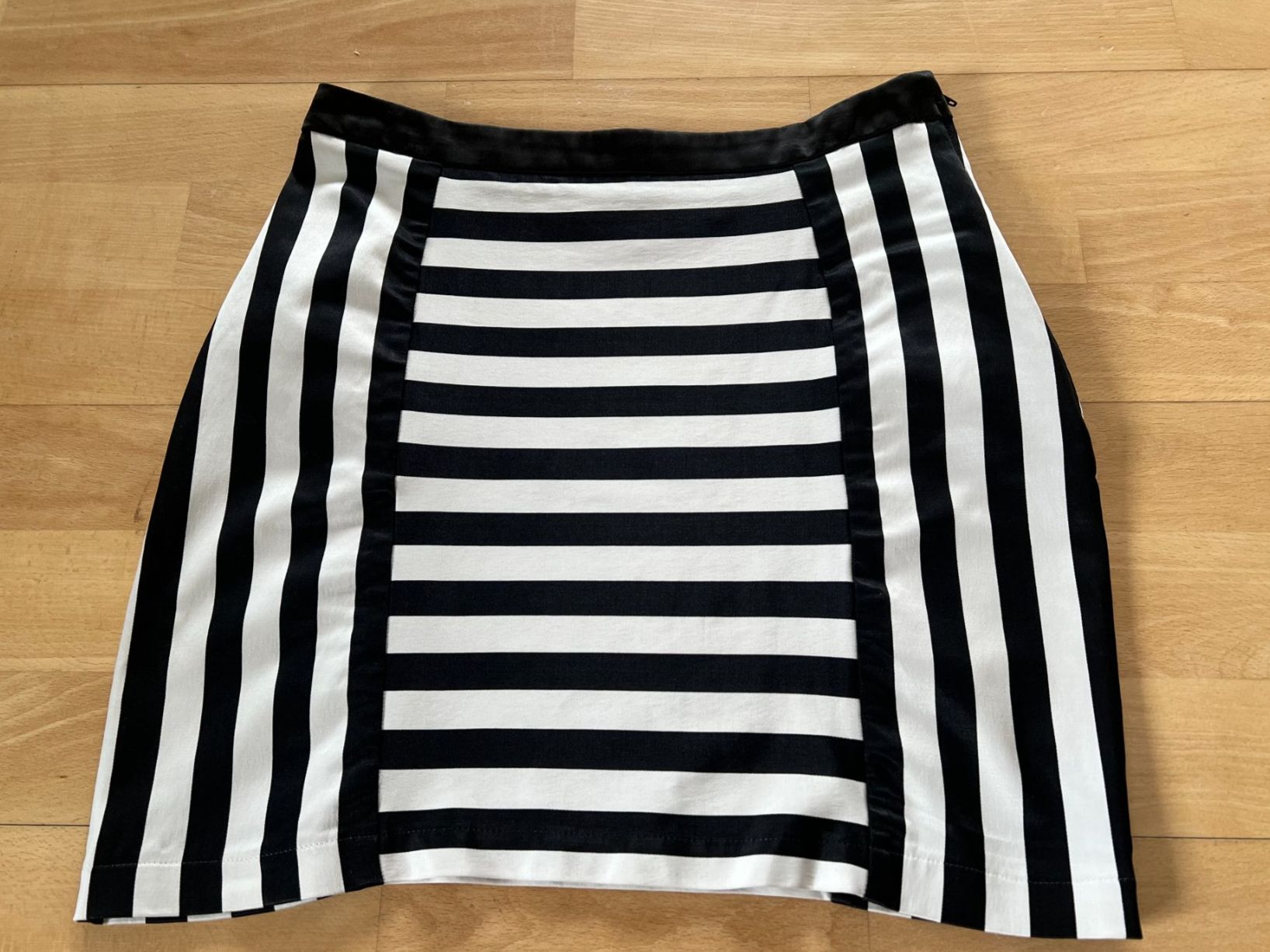 Nafnaf Gonne: NAF NAF Mini-Rock, Gr. 34, Schwarz/Weiss – Usato da Worb venduto da farben20zauber