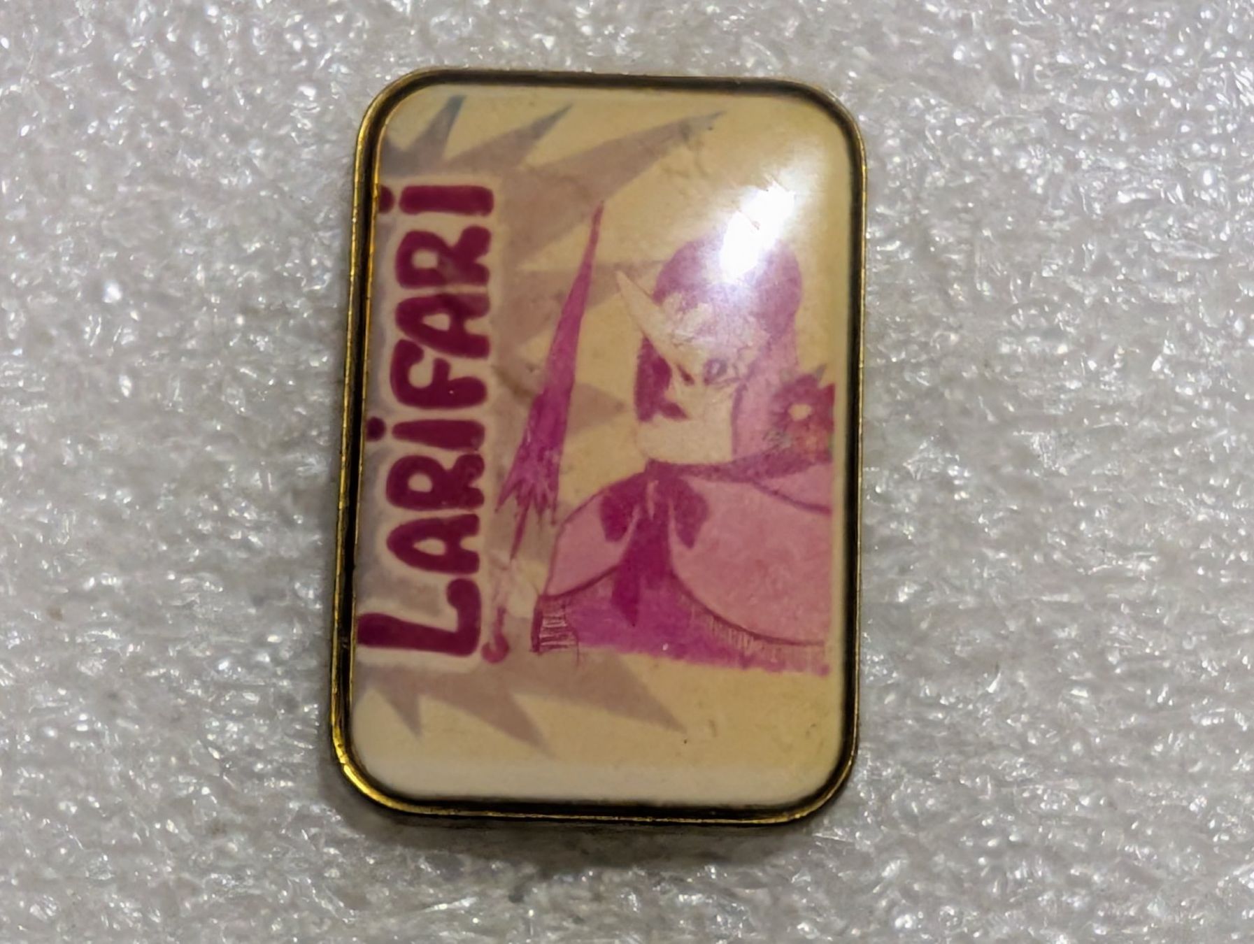 Plaquettes & Badges: Ansteckpin 243: Larifari – D'occasion à Oppligen par Pin-Fall-Shop