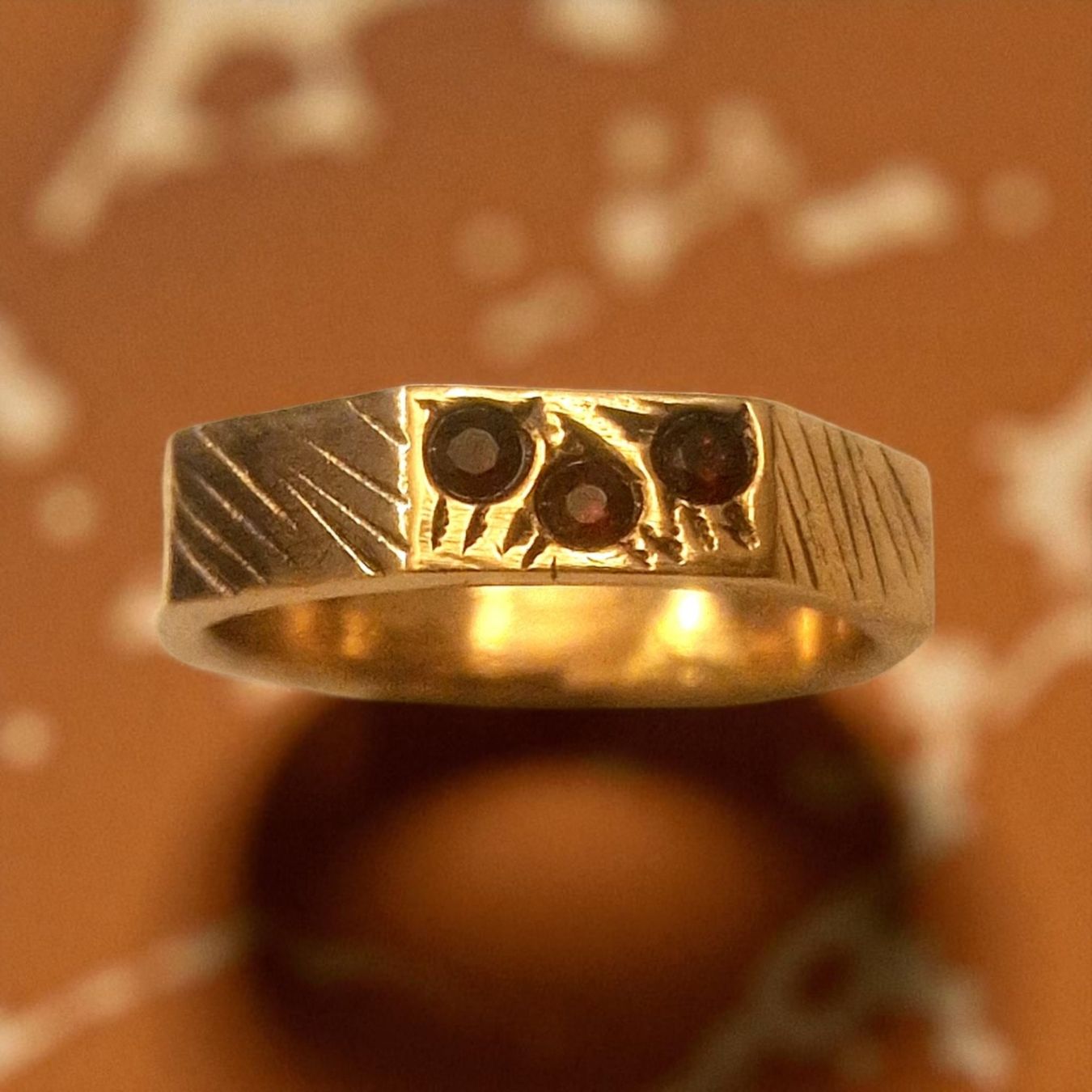 Anelli: Ring aus Bronze, mit Granat, achteckig, Ringgrösse 51.7 – Nuovo e nell'imballaggio originale da Aarau venduto da Schmuckhoehle_MD 8