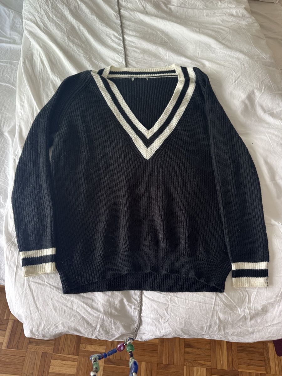 Maglioni & Felpe: Pull col V noir avec bandes blanches taille M occasion – Usato da Genève venduto da lejardindesvetements