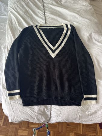 Pull col V noir avec bandes blanches taille M occasion