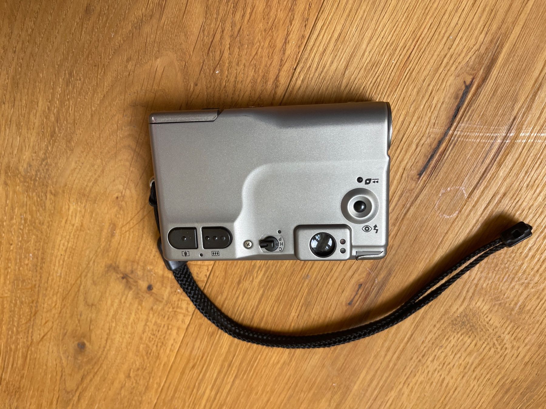 Canon Kamera: Canon IXUS 300 Digital Camera Silver – Gebraucht aus Zürich von wiredancer 2