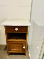 Nachttisch antik, mit Marmorplatten