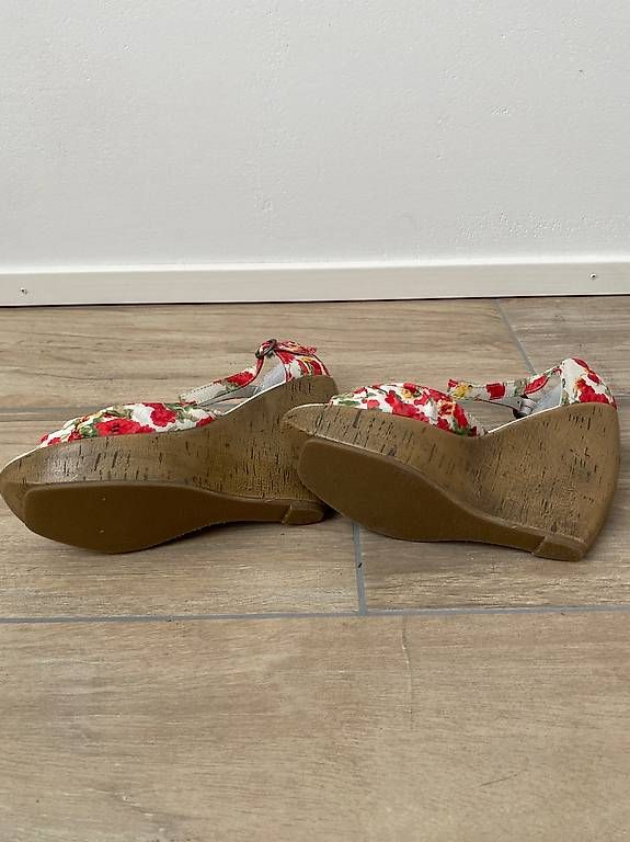 Chaussures femmes: Sandalen mit Keilabsatz & Blumenmunster Gr. 39 – D'occasion à Hausen AG par corinne_g 3