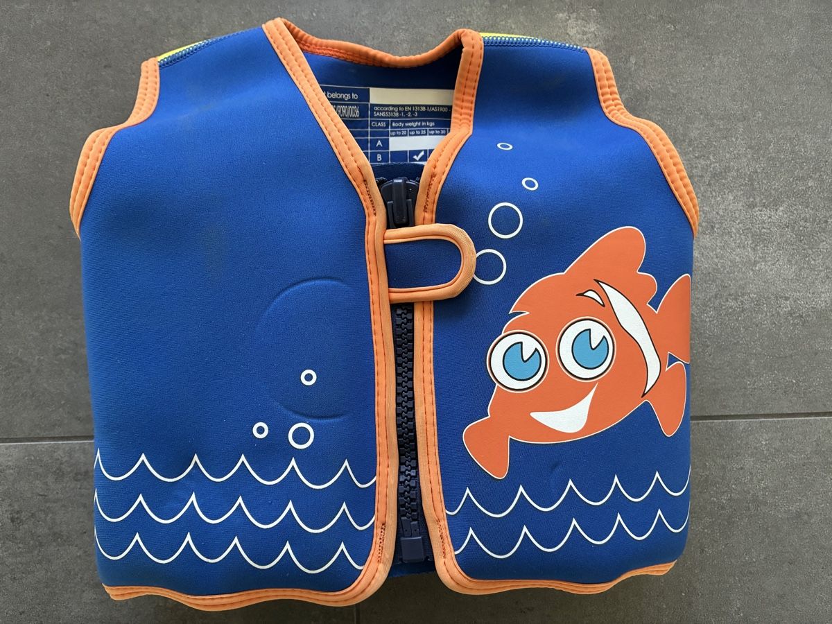 Schwimmwesten: Konfidence Schwimmweste – Gebraucht aus Magden von MissPerfect