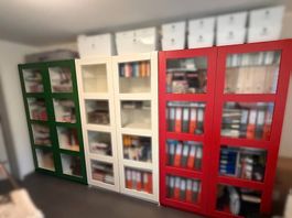 Vitrinenschrank im Italien-Design (GRÜN / WEISS / ROT)