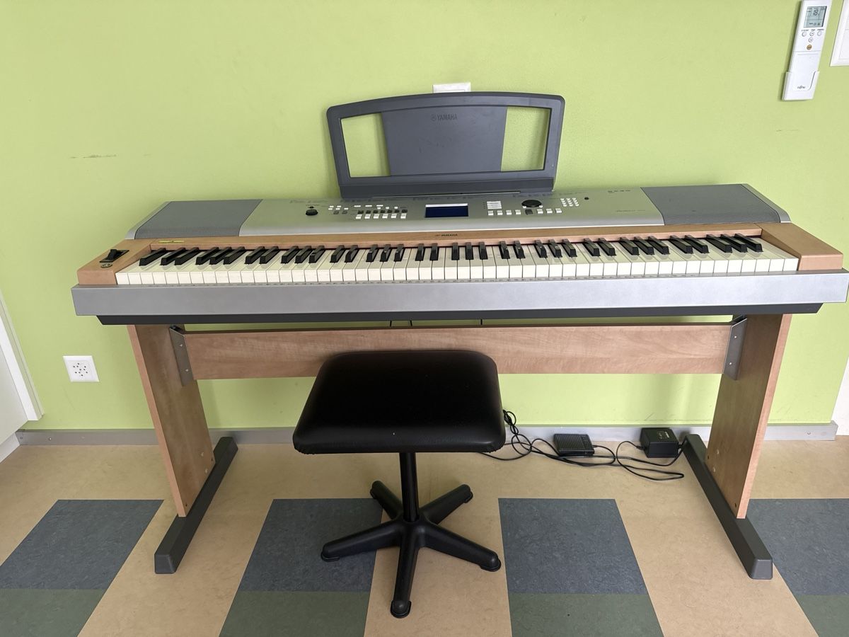 Instruments de musique: Elektropiano Yamaha DGX 630 – Défectueux à Thun par Marc-66