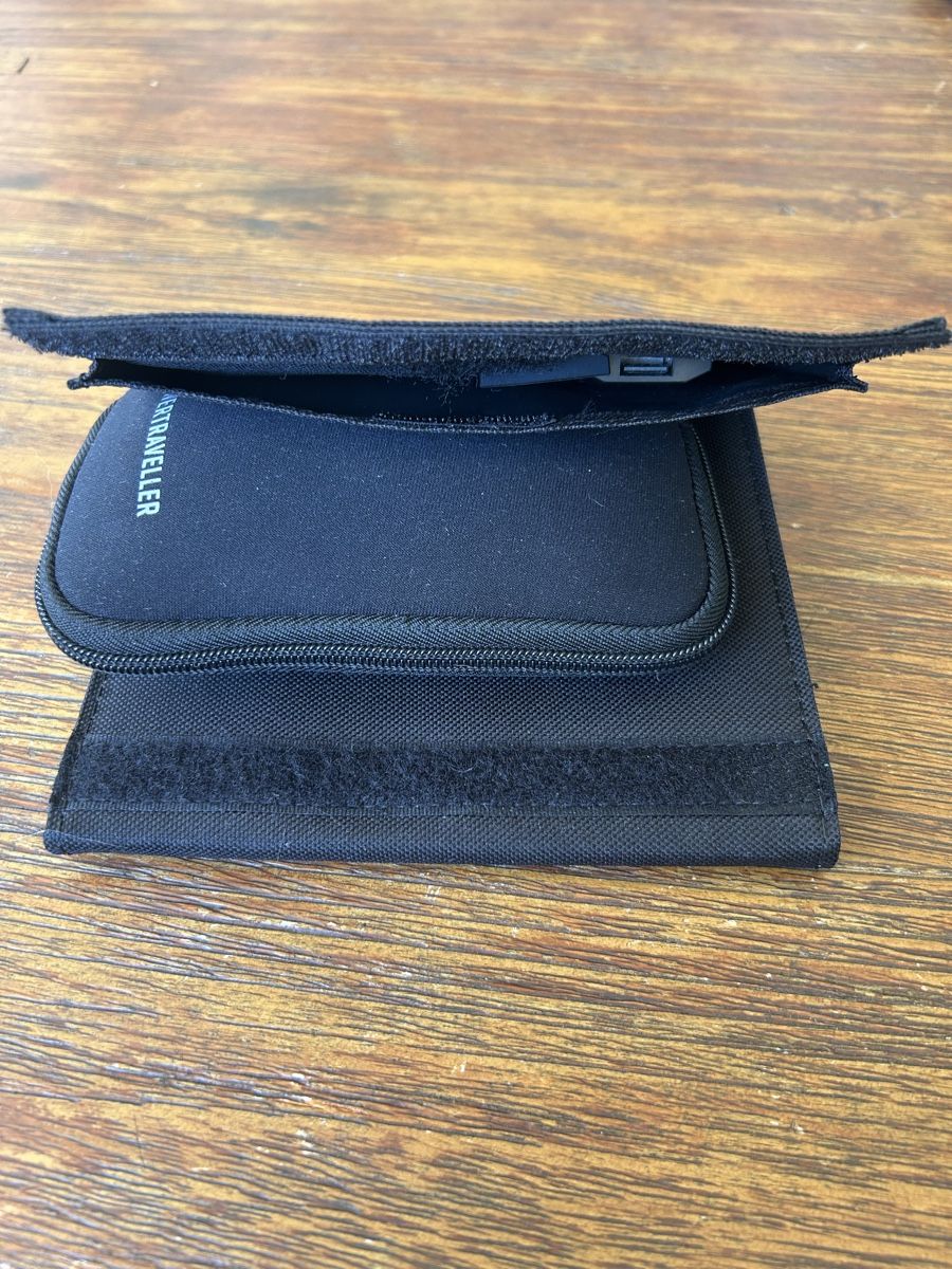 Accus: Powerbank mit Solarpowerladegerät – D'occasion à Mörigen par Fam_suri 1