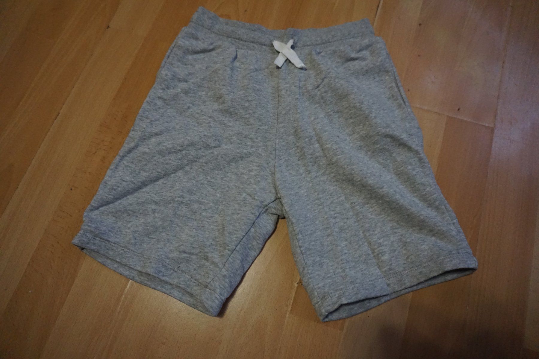 H&M Hosen: H&M Graue Sommer Shorts, Gr. 140 – Gebraucht aus Zürich von einalemjena