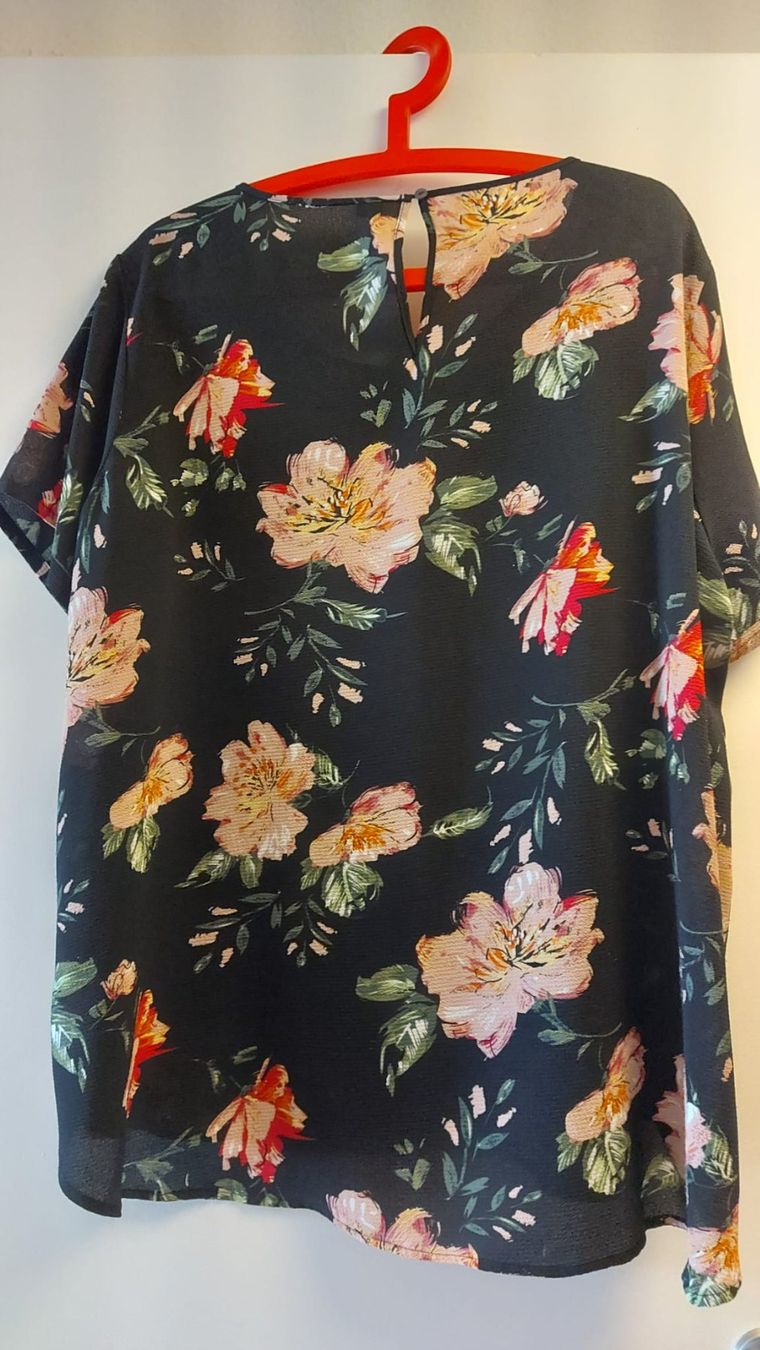 Only Camicette: Only Carmakoma Bluse mit Blumenmuster Gr 54 – Usato da Birsfelden venduto da Randy-1 1