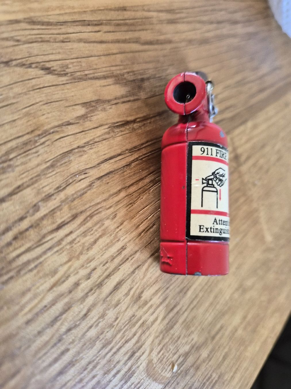 Accendini: Briquet porte-clés extincteur rouge, état usagé – Difettoso da La Joux FR venduto da car_ck96 2