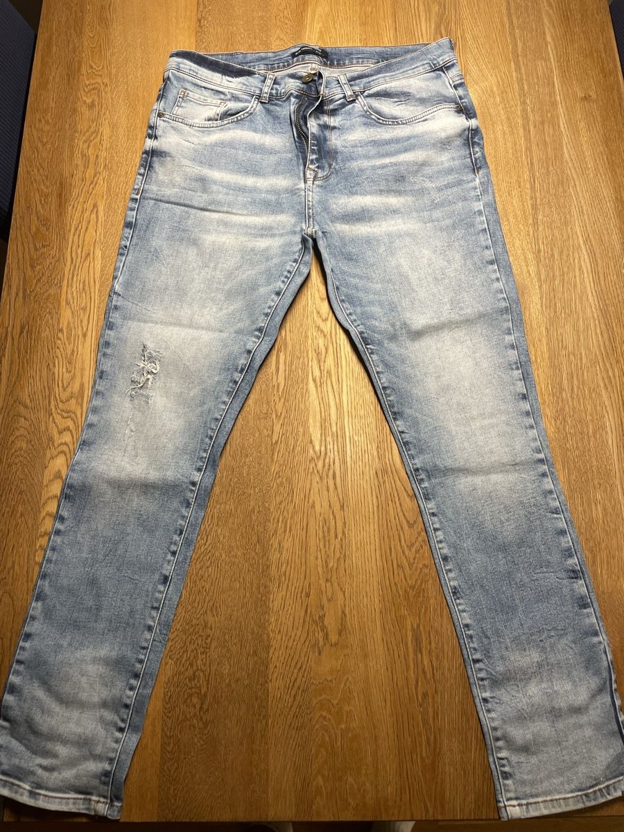 Jeans: Light Wash Denim Jeans – Usato da Bülach venduto da tiagodcc