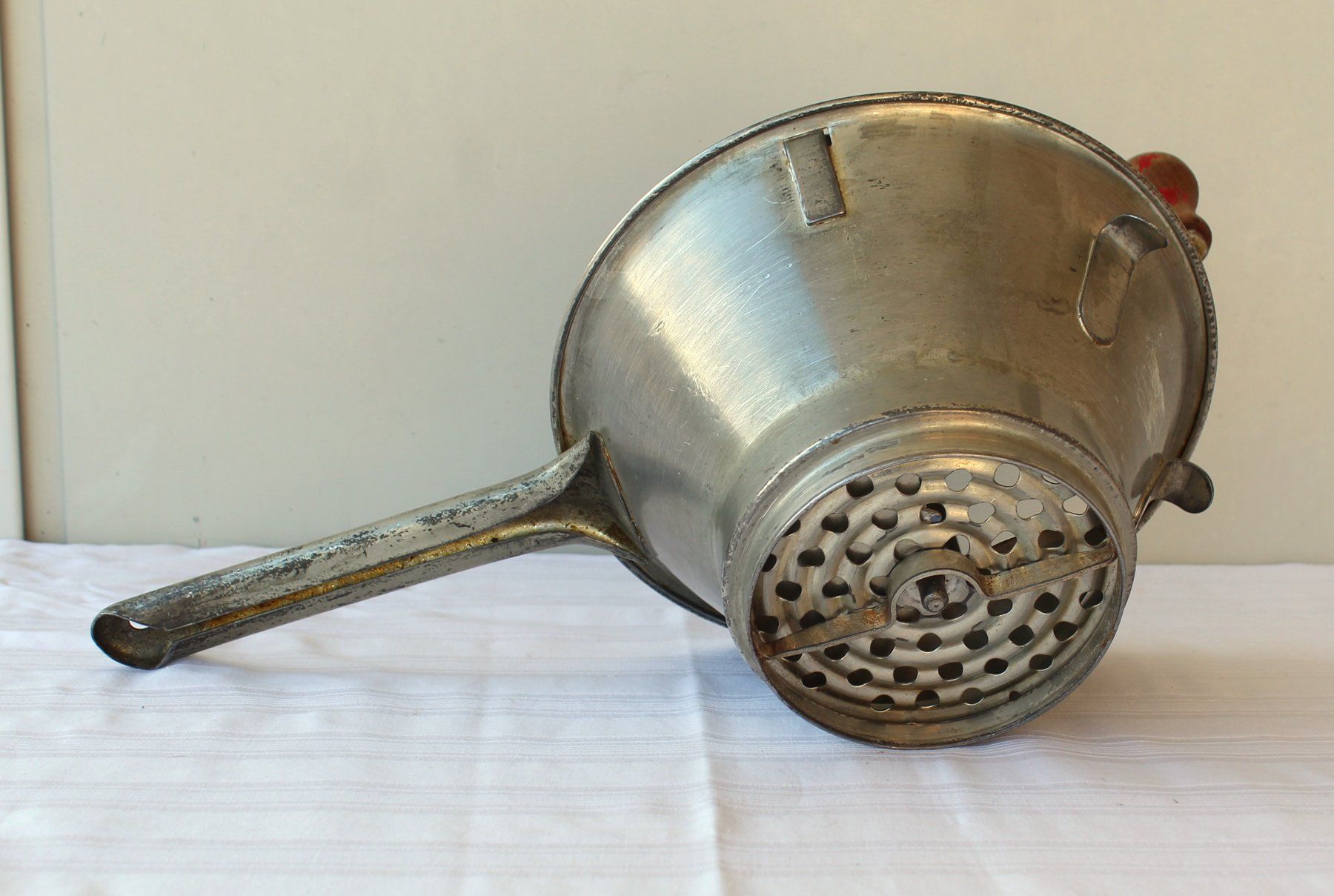 Elettrodomestici da cucina: Alte Passetout 57 Passiergerät Handkurbel mit 2 Scheiben – Usato da Zürich venduto da Auctionata 8
