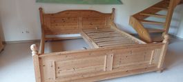 Holzbett Kiefer Landhausstil 200x200 cm guter Zustand