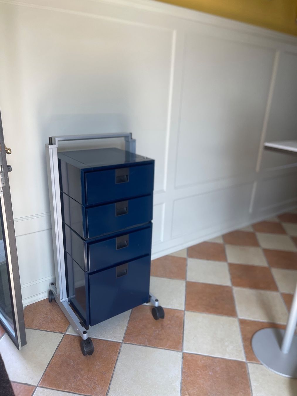 USM Scaffali: USM Original Caddy Stahlblau Lieferung Gratis – Usato da Thun venduto da usmlieferung 3