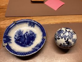 Assiette et boule décorative en céramique bleue et blanche