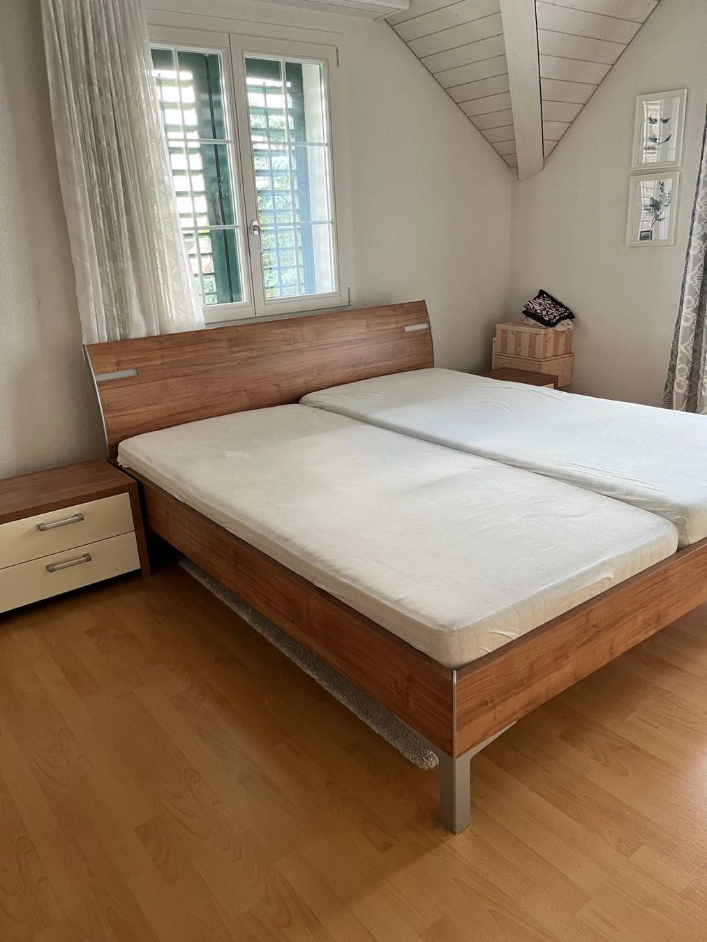 Letti: Doppelbett mit Lattenrost. Mit integrierte Beleuchtung. – Usato da Aristau venduto da Alkymia