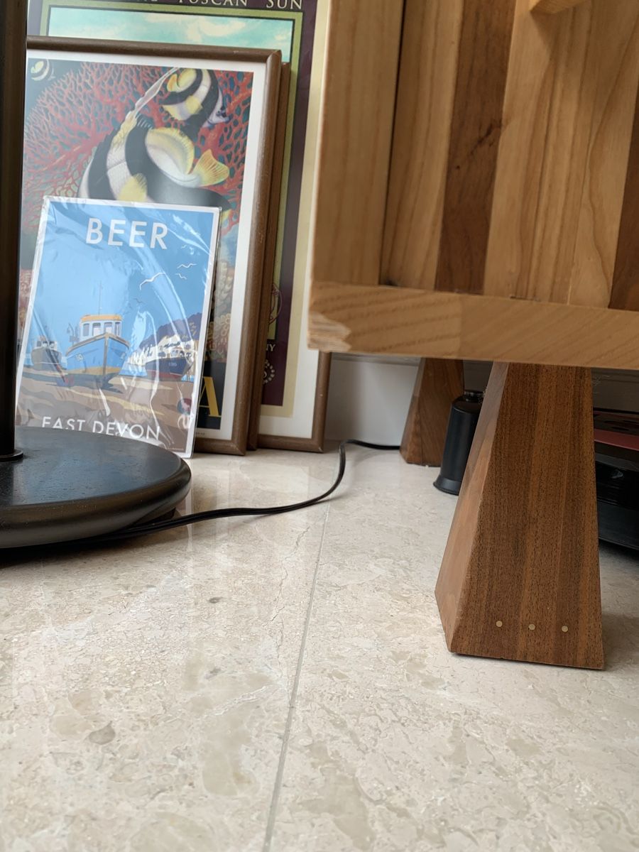 Mobili TV: Solid Wood TV Stand - Modern Design, Excellent Condition – Usato da Meierskappel venduto da starrla 3
