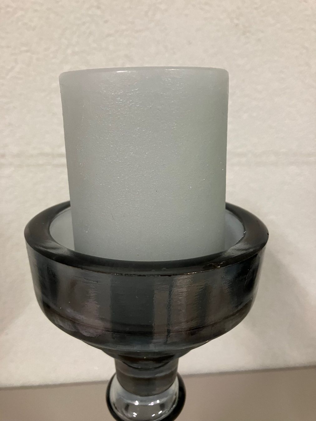 Kerzenständer: Glas-Kerzenständer in opalisierendem Anthrazit – Gebraucht aus Stallikon von Colombaccio 5