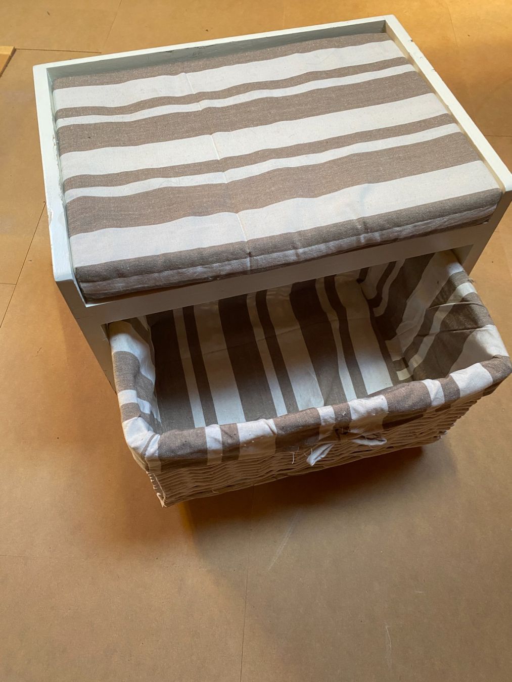 Hocker: Kleiner Hocker inkl. Verstaukorb – Gebraucht aus Gümligen von Vicky2