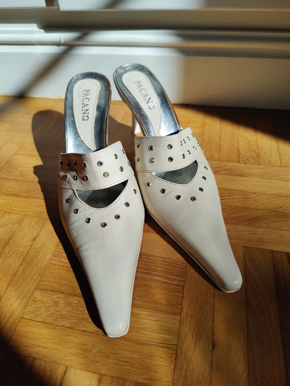 Chaussures femmes: Y2K vintage stud white leather heeled mules – D'occasion à La Tour-de-Peilz par dAutrefois 1