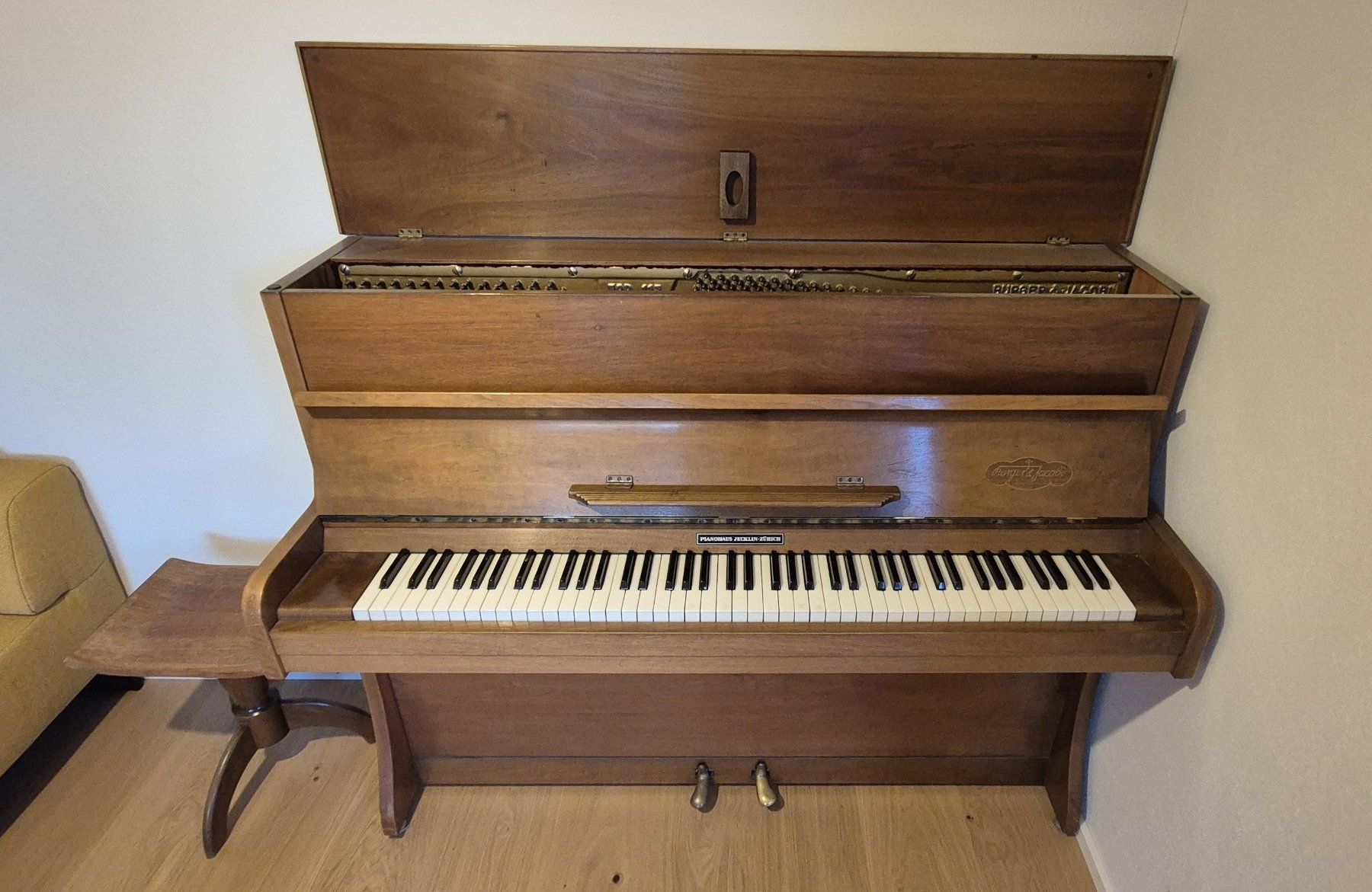 Burger & Jacobi Strumenti musicali: Klavier "Burger & Jacobi", Nussbaum inkl. Hocker – Usato da Stäfa venduto da erzgebirgler7 7
