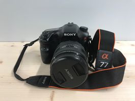 Kamera Sony Alpha 77 mit Weitwinkel und Teleobjektiv
