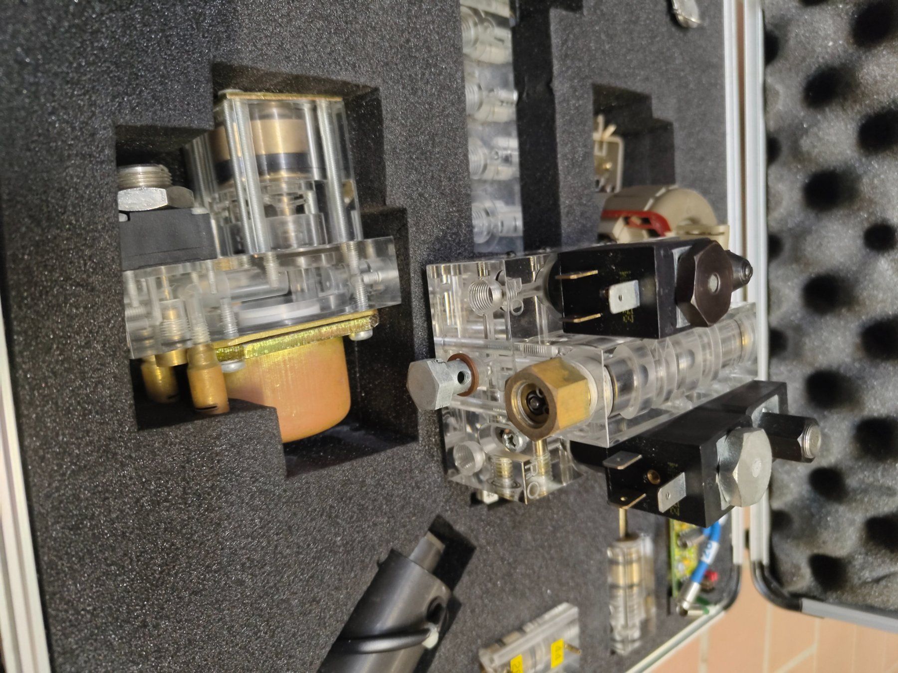 Componenti elettronici: Kuhnke Schnittmodel Pneumatik/Hydraulik Magnetventil – Usato da Zürich venduto da User24 4