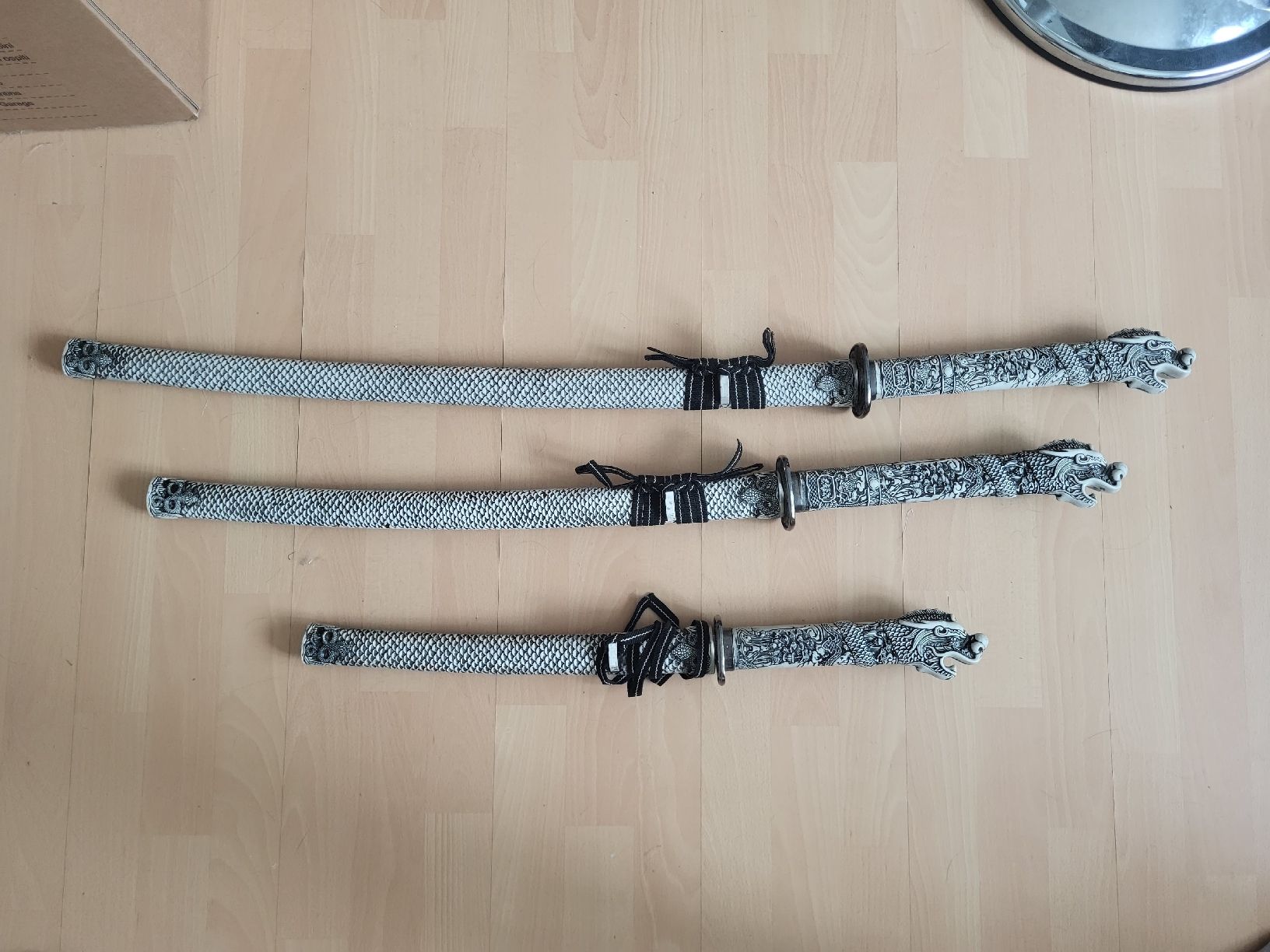 Alle Dekorationen: Dekorative Katanas Set 3 Stück, Drachenmuster – Gebraucht aus Allschwil von fab_7hfg