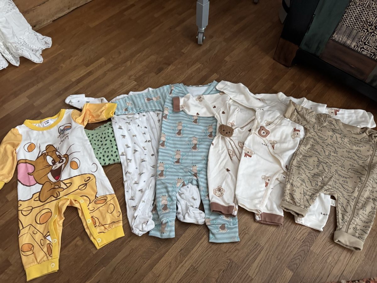 Pyjamas: 7 Pyjama/Strampler  Grösse 50/56 und 62/68 – D'occasion à Samstagern par pipistrelli01