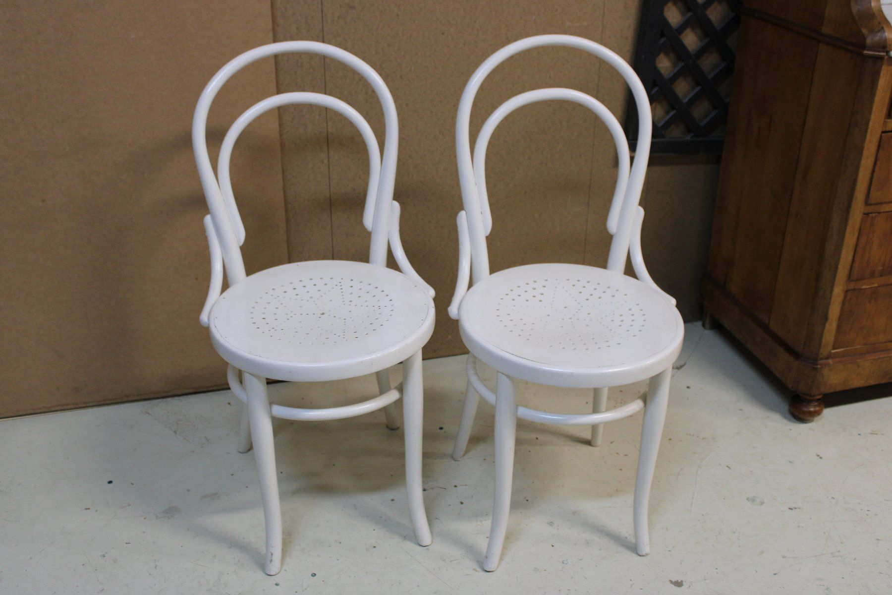 Sedie: 2 chaises bistrot blanches en bon état – Usato da Colombier NE venduto da jeventph 6