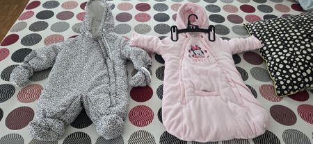 Ein Paar sehr warme Winteroveralls für Babys. Gute Qualität.