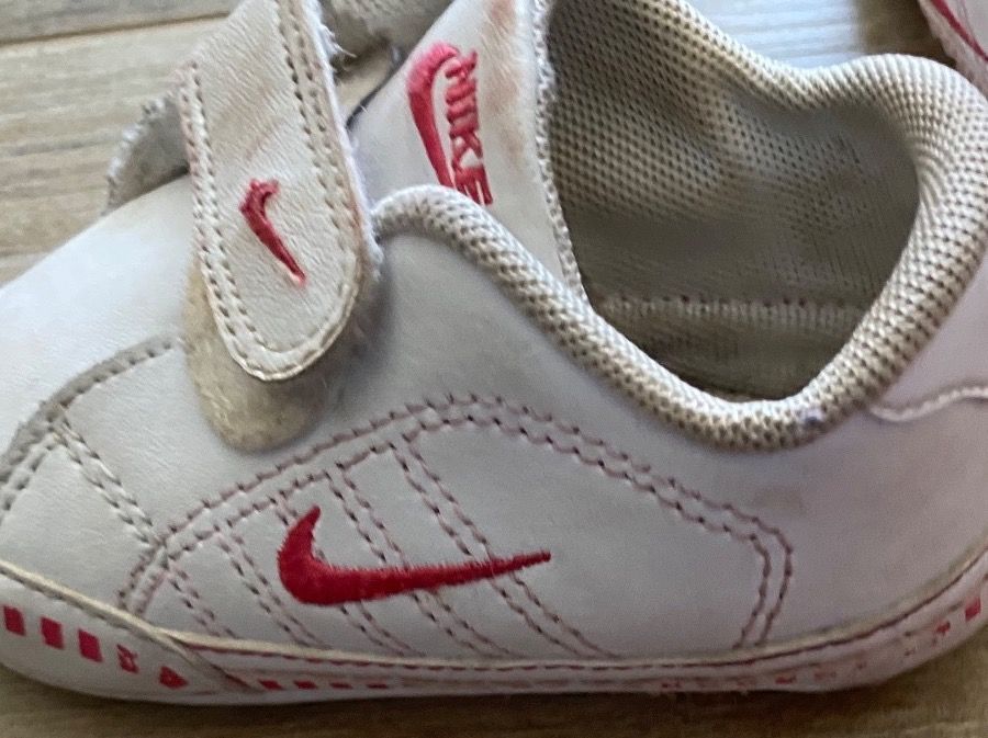 Nike Scarpe per ragazzi: gebrauchte Nike Turnschuhe Gr. 19.5 – Usato da Goldau venduto da AdrianSZ 2