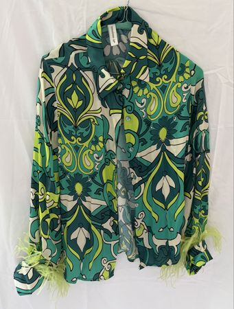 Camicia Tensione In fantasia con polsini in piume – taglia S
