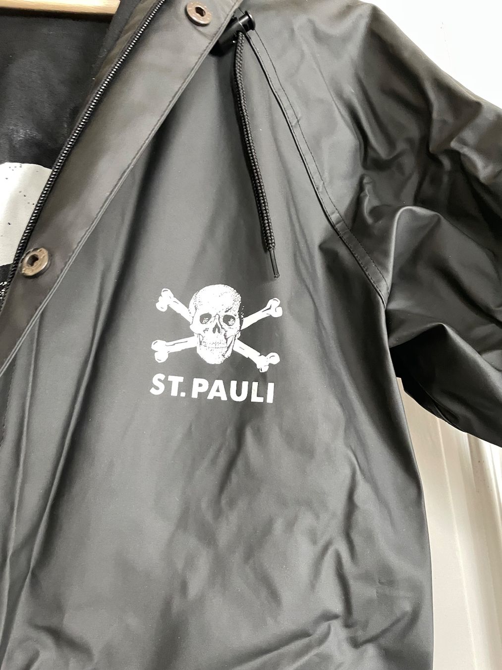 FC St. Pauli Giacche: FC ST. PAULI Regenjack – Usato da Basel venduto da Bsans 1