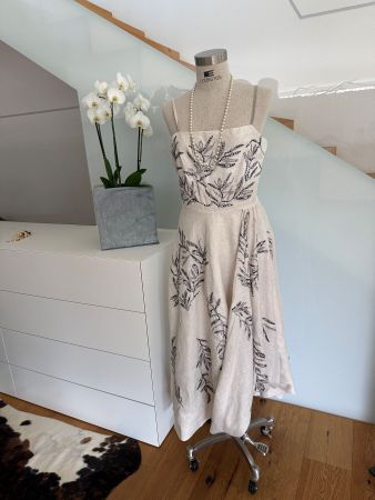 Wunderschönes Kleid mit Stickmuster und Pailetten