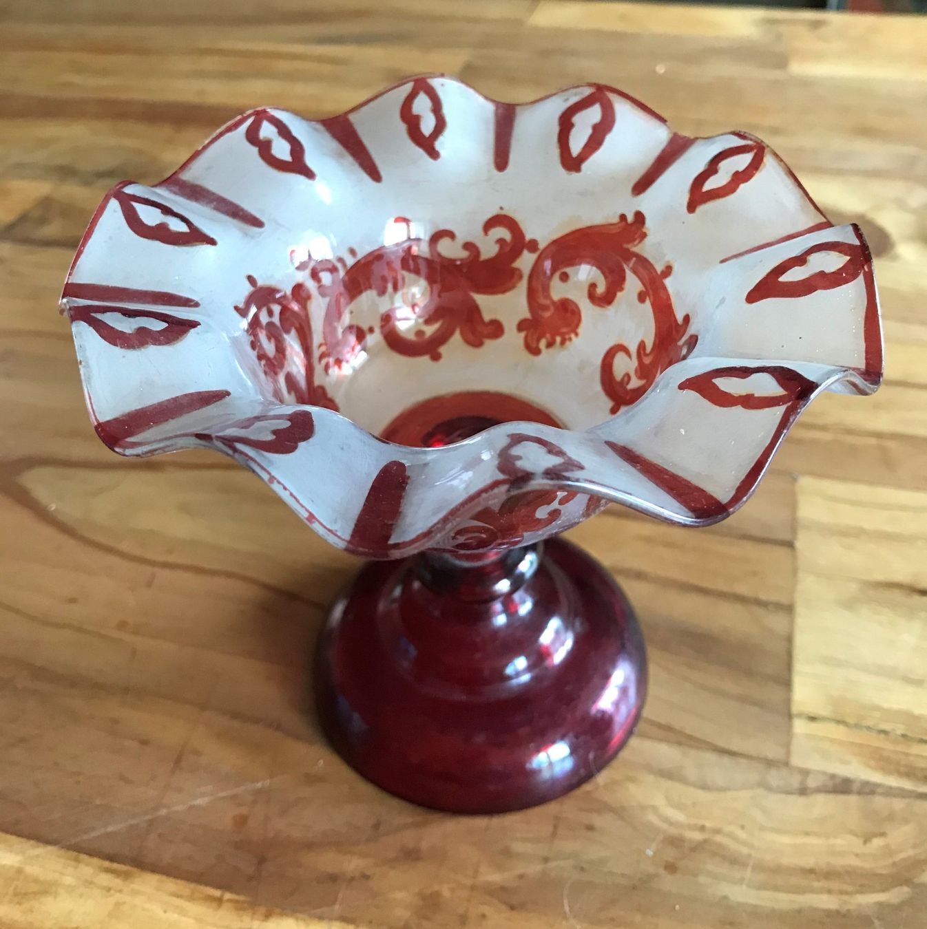 Gläser: Antikes Glas Kelchform rot weiss – Gebraucht aus Rorschacherberg von snOOpydOg11