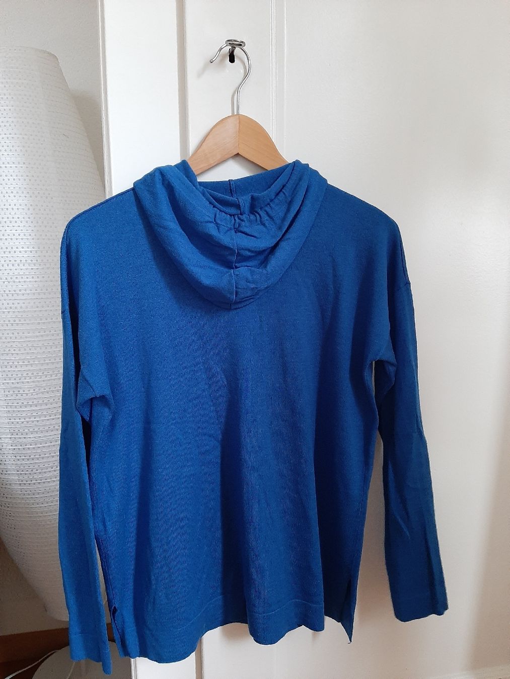 Benetton Pullover & Sweatshirts: Pull bleu à capuche Benetton S – Gebraucht aus Lausanne von Cognitia 1