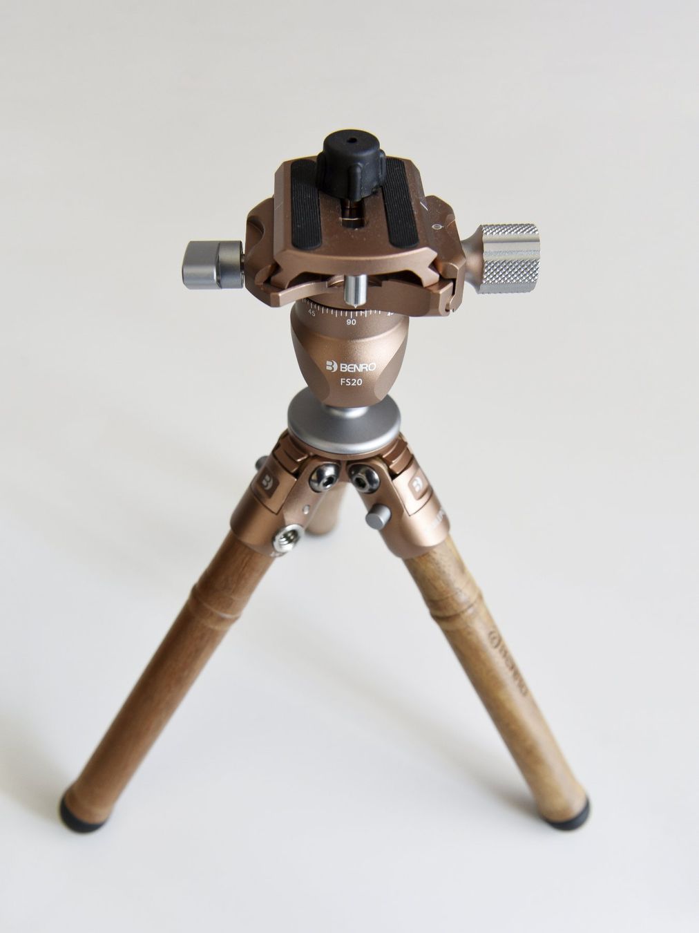 Benro Treppiedi & Teste: Benro FS20 TPKWE Holz-Stativ Kamera – Nuovo e nell'imballaggio originale da Uznach venduto da EH249