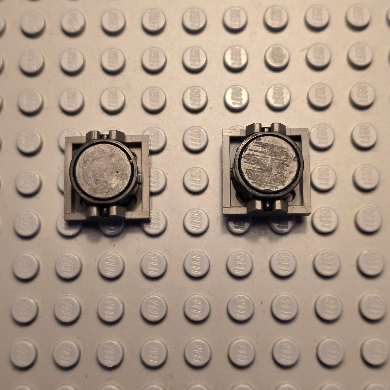Lego Jeux de construction: Lego 2x Magnet mit Halter – D'occasion à Basel par Swi-7621
