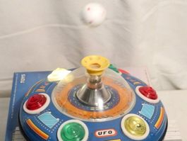 UFO Raumschiff mit schwebendem Ball Bump-N-Go Spaceship