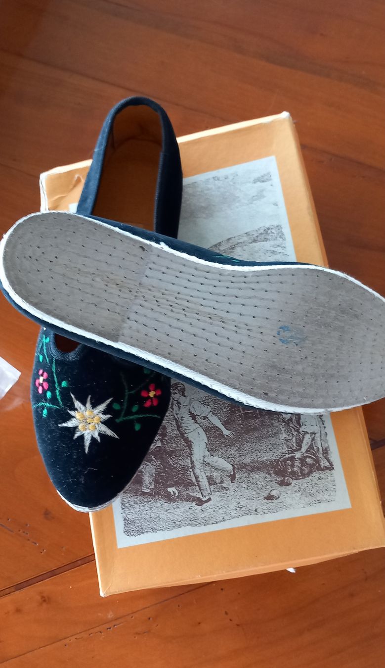 Damenschuhe: Ballerines NOIRES, feutrées avec  broderies taille 38 – Neu (gemäss Beschreibung) aus La Chaux-de-Fonds von Boutique333 6
