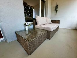 Sofa & Loungetisch mit Glasplatte