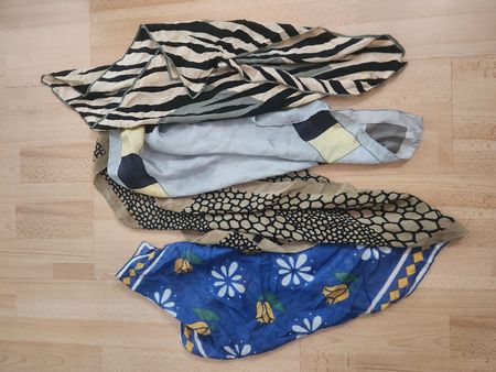 Lot de 4 foulards carrés soie  motifs variés 