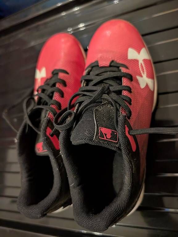 Scarpe per ragazzi: Baseball Cleats Under Armour pink Gr. 33.5 – Usato da Buchrain venduto da waiheke2