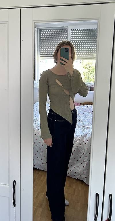 Top: OLIVGRÜNES LONGSLEEVE MIT CUT-OUTS – Usato da Zürich venduto da cla_l2t2 1
