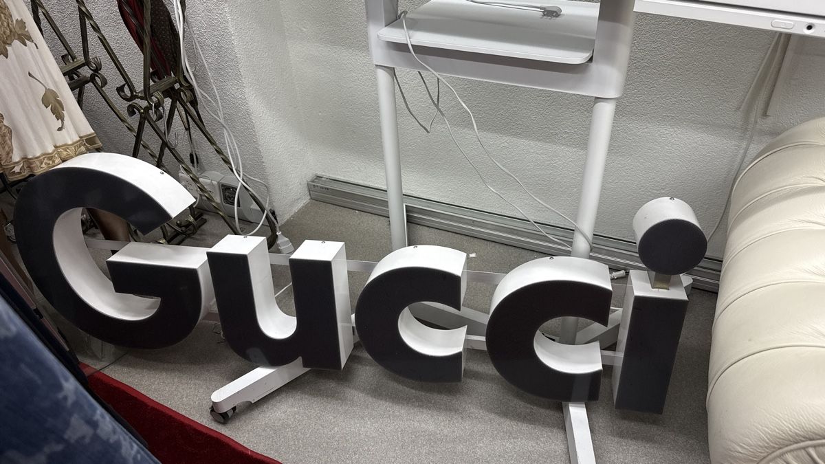 Lampade: Gucci Leuchtbuchstaben Werbeschild 150 cm  – Usato da Lachen SZ venduto da HelvetiaLuxury 1