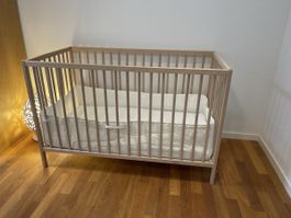 Babybett aus Holz inklusive Matratze guter Zustand