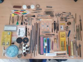 Lot d'outils horlogerie divers très bon état 