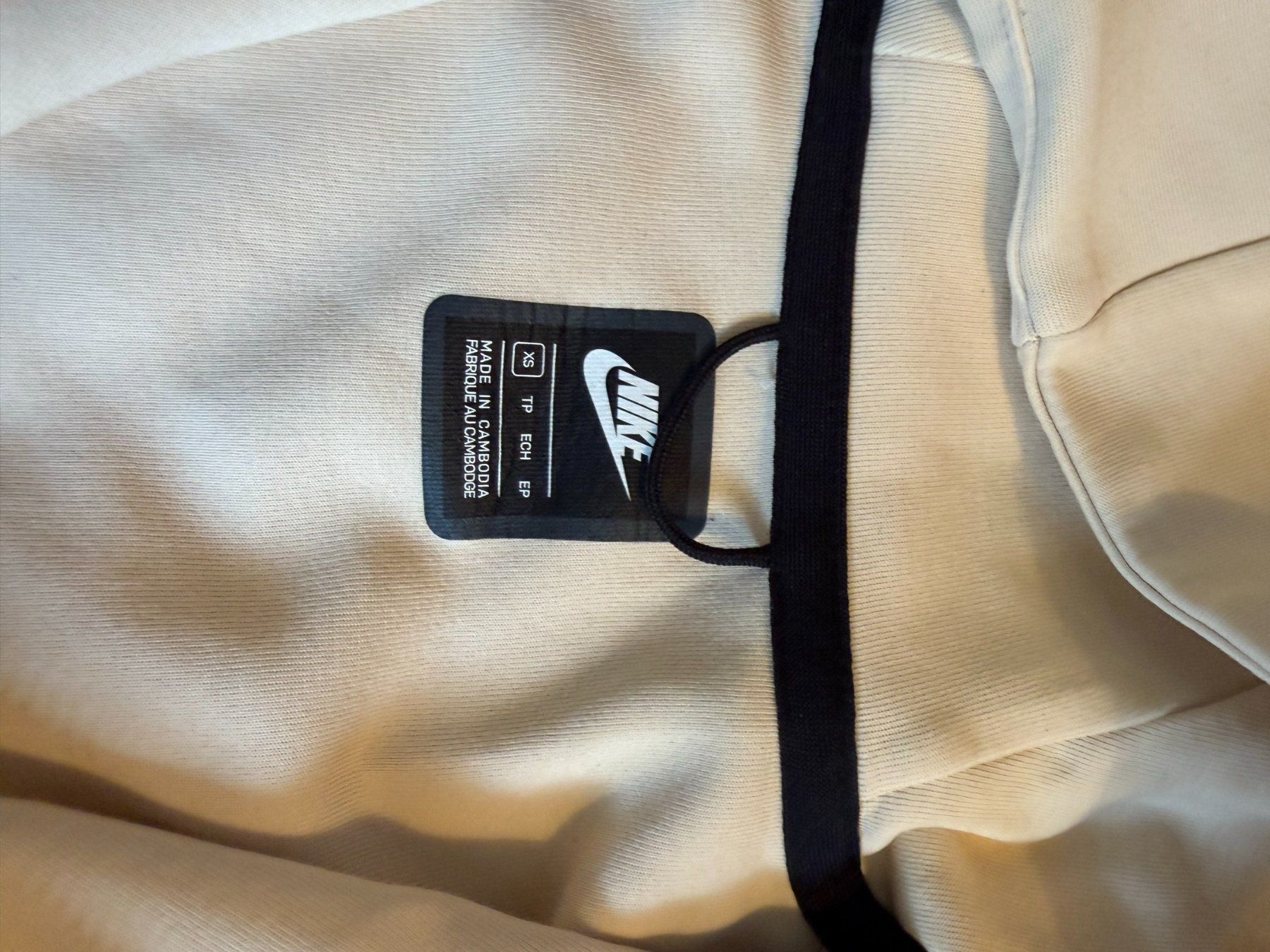 Lotti di vestiti: Ensemble Nike Tech Fleece crème veste et pantalon – Usato da Genève venduto da rij_7zrr 3